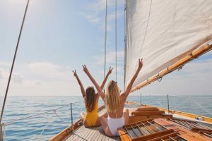 Vacances en voilier : comment bien organiser son premier séjour en mer ?