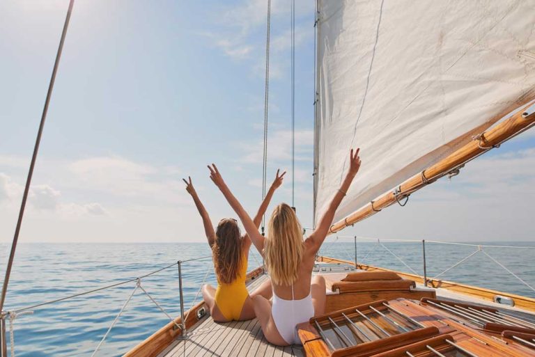 Vacances en voilier : comment bien organiser son premier séjour en mer ?